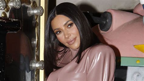 Kim Kardashian Is Oiled Up & Glistening in Sizzling New Bikini。